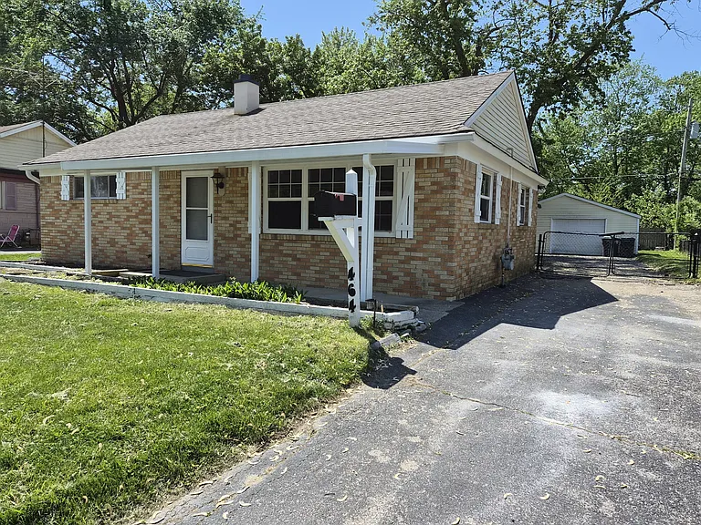 464 Carol Dr — Photo 2