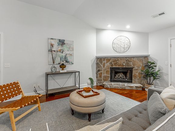 3rd image of 536 Briar Park Ln