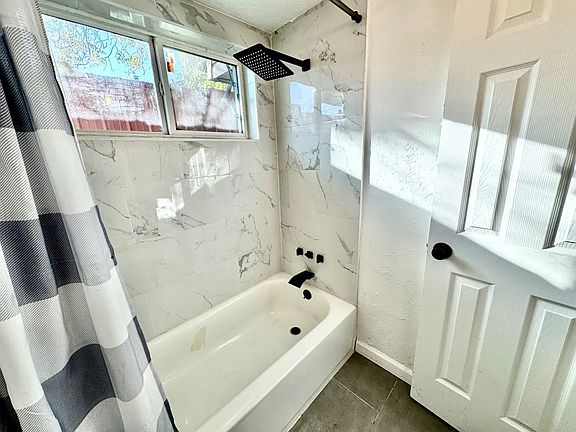 4th image of 7305 Melrose Ln APT B