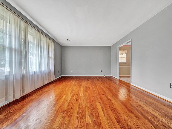 5th image of 383 Knollwood Dr