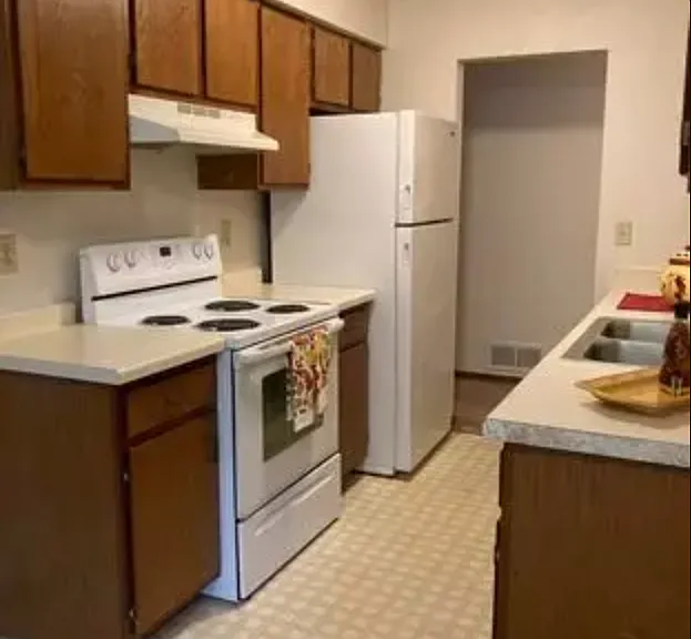 Foxwood Apartments — Photo 12
