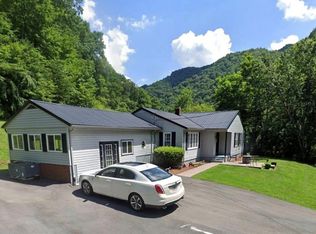 1030 Holland St, Grundy, VA 24614