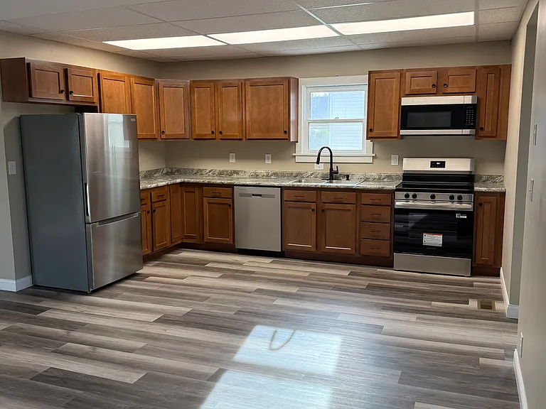 Full kitchen with all appliances, including a dishwasher.