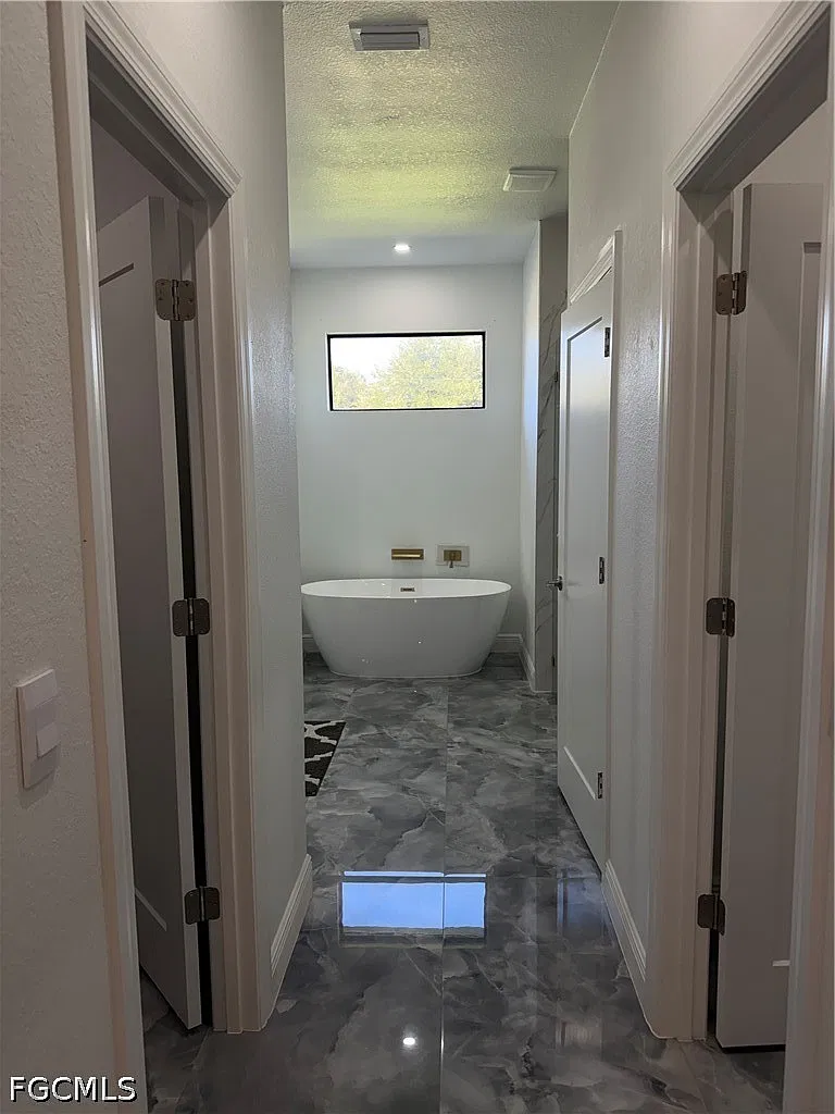 3 bed, 2.0 bath, 1847 sqft, $2,300 — Photo 4