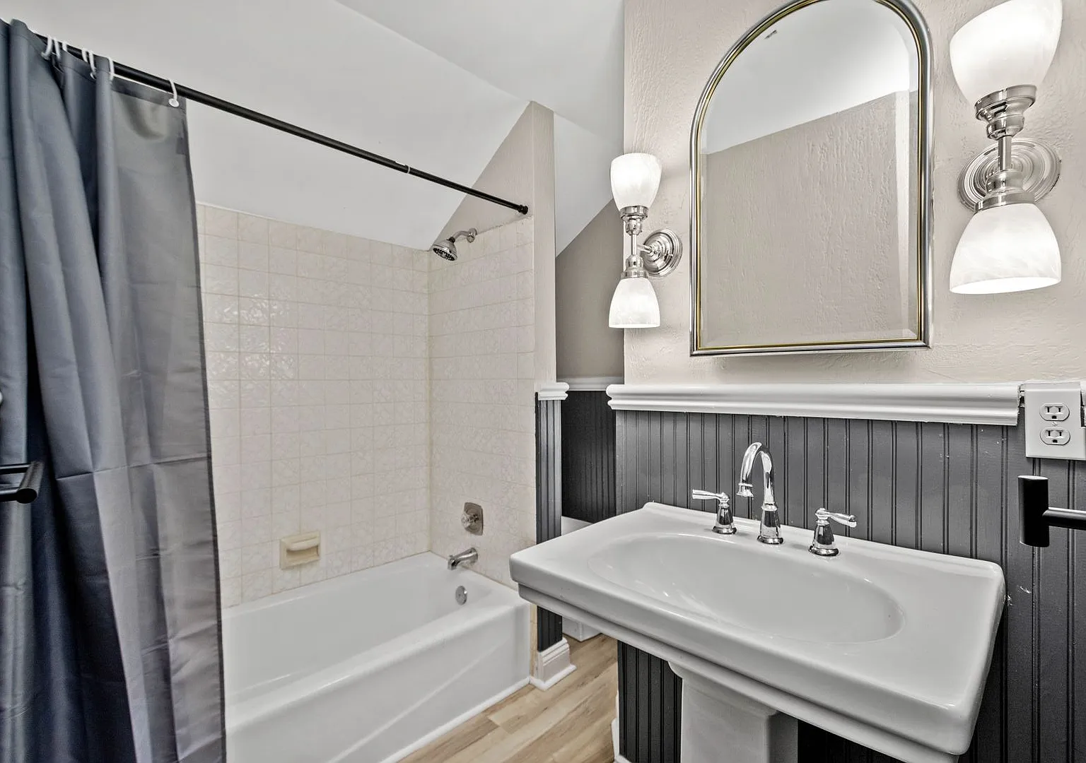 1653 Suburban Avenue — Photo 2