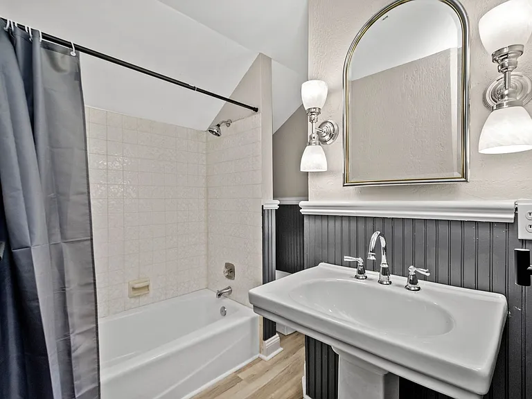 1653 Suburban Avenue — Photo 2