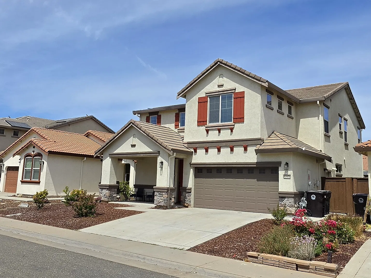 4 bed, 2631 sqft, $3,200 — Photo 2