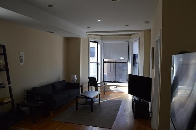 2nd image of 611 W Belmont Ave APT 206