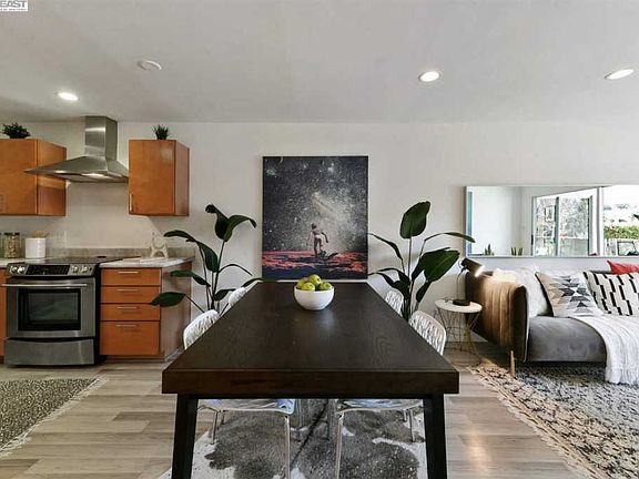 5th image of 325 Kitty Hawk Rd Unit 102