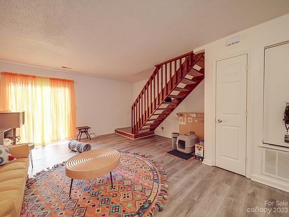 4th image of 4044 Briarhill Dr