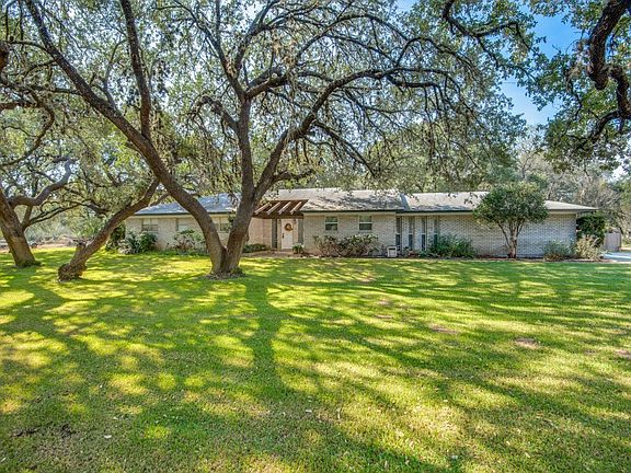 3rd image of 109 Live Oak Dr