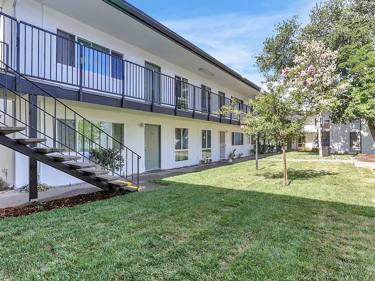 Courtyard Apartments — Photo 20