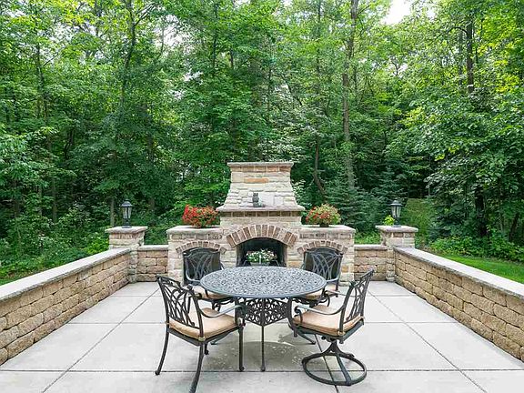 3rd image of 7937 Ashwood Ct