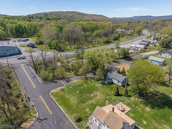 5th image of 2 Maple Ln