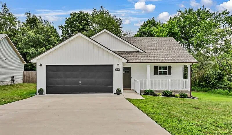3 bed, 2.0 bath, 1209 sqft, $1,830 — Photo 1