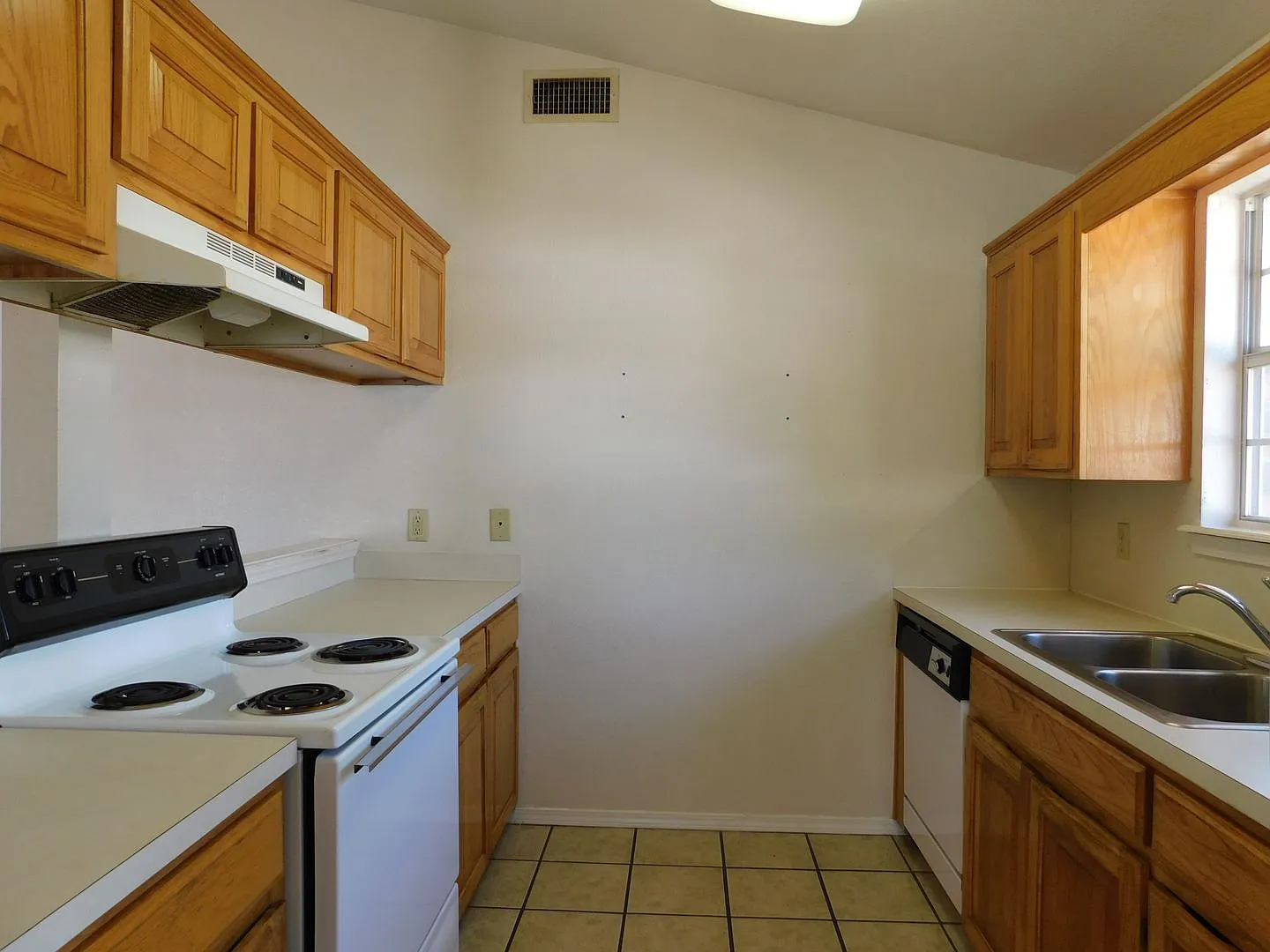 Spacious 2 bedroom, 2 bath duplex — Photo 3