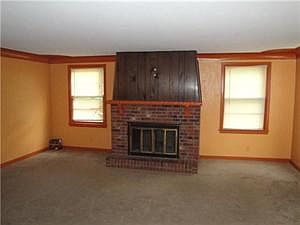 4th image of 35 Cleveland Dr