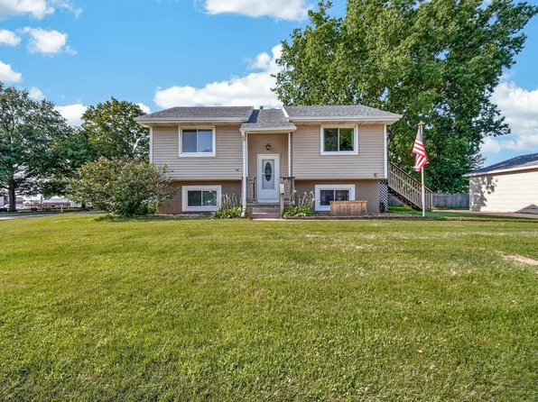 500 John Goodhue Dr, Carlisle, IA 50047
