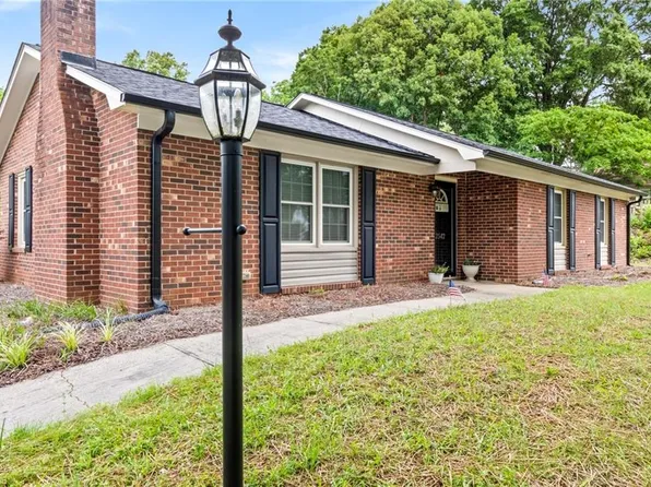 2542 Wood Valley Rd, Winston Salem, NC 27106