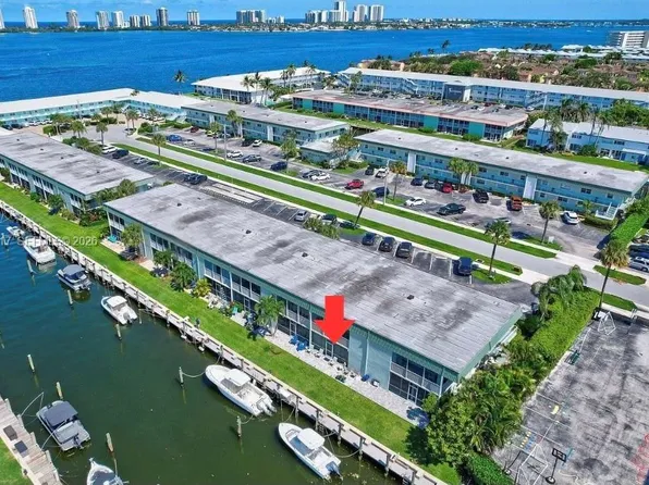 121 Wettaw Ln APT 116, North Palm Beach, FL 33408