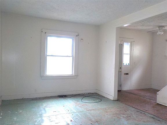 5th image of 370 Cottage St