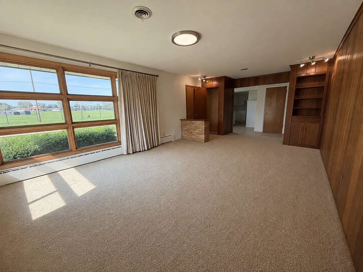 3 bed, 1.5 bath, 2362 sqft, $2,150 — Photo 3