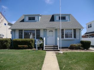 39 Crescent St, Hicksville, NY 11801