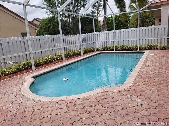 4th image of 829 Heritage Dr
