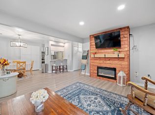 925 Park St APT 101, Oregon, WI 53575