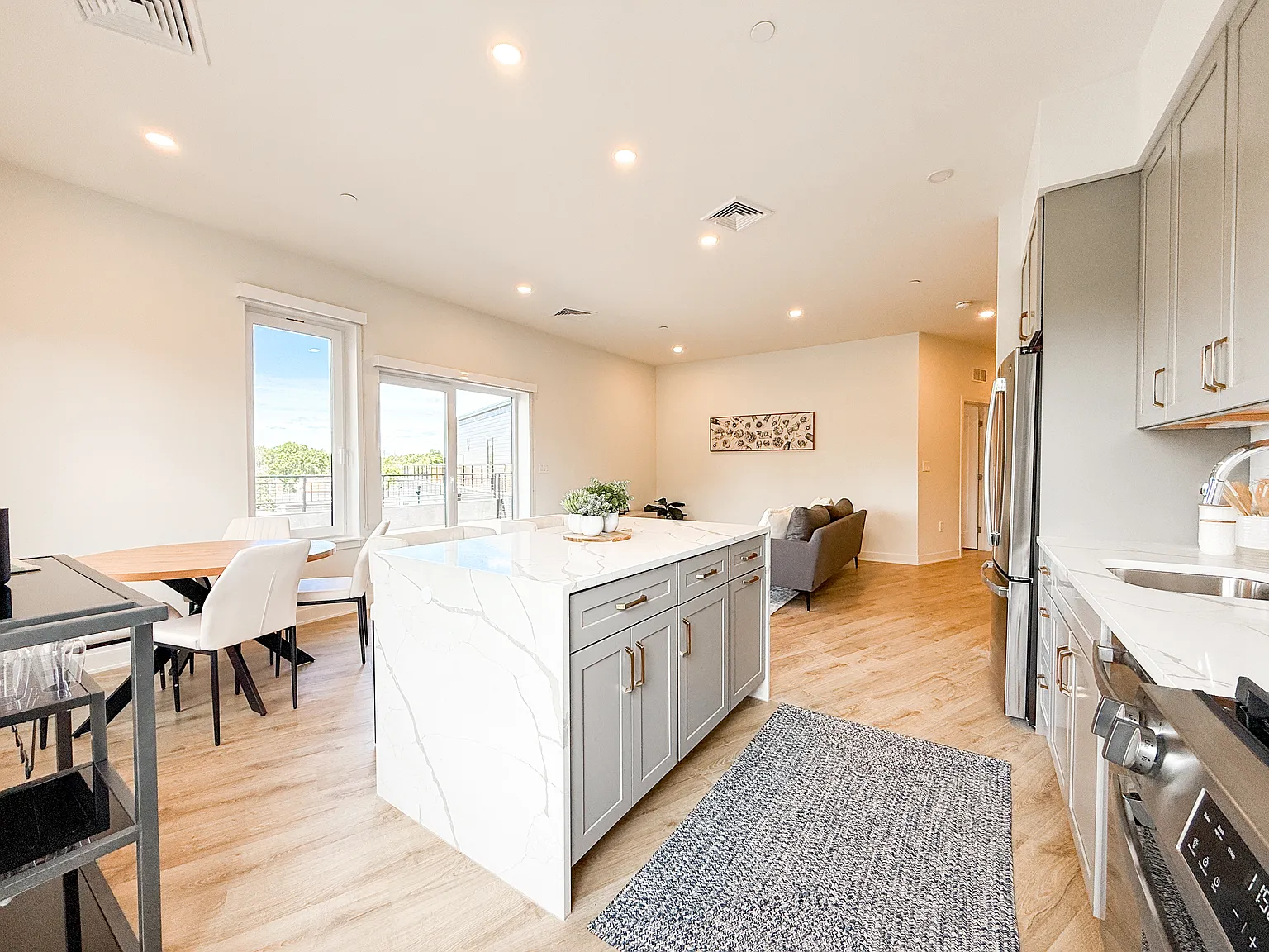 2 bed, 1200 sqft, $3,632 — Photo 3