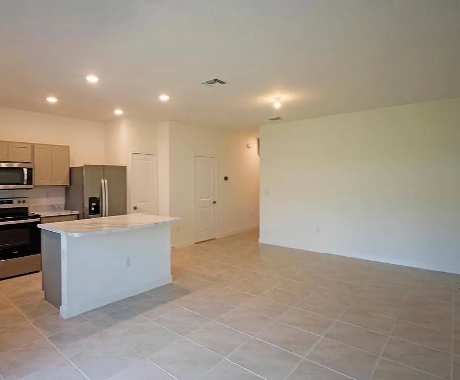 3 bed, 1472 sqft, $2,500 — Photo 3