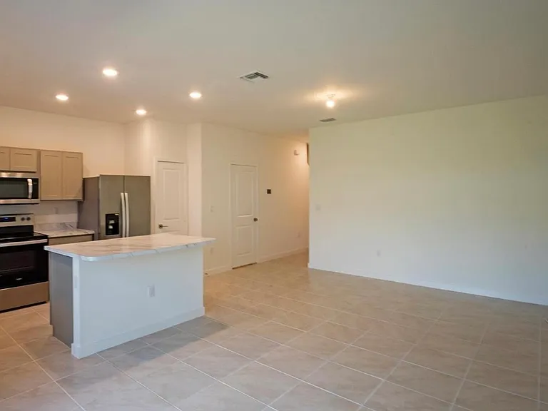 633 SW 11th St — Photo 3