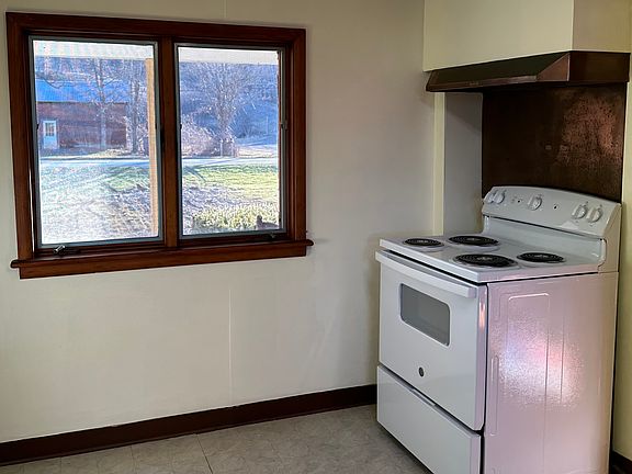 3rd image of 571 Southside Dr APT A