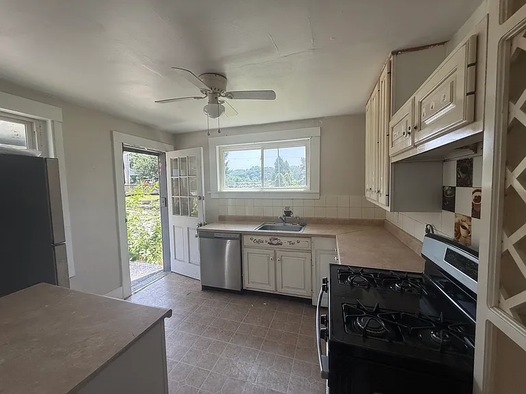 214 5th Ave #1 — Photo 3