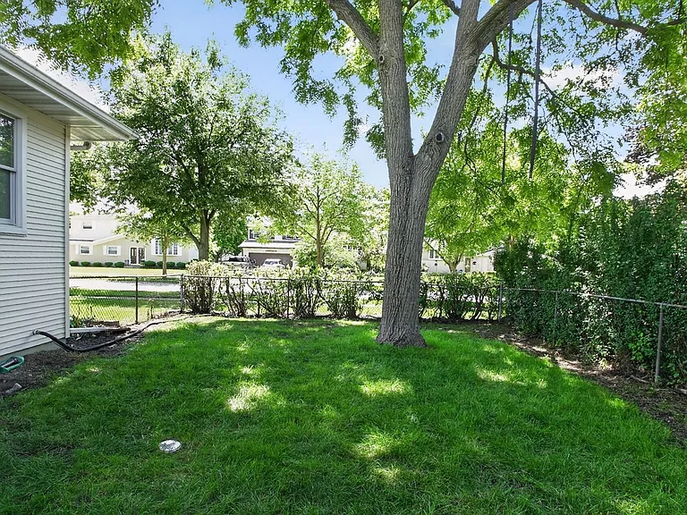 1702 N Beech Rd — Photo 44