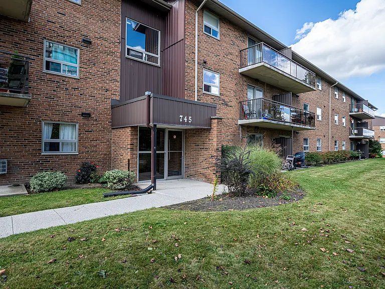 725 Wonderland Rd S — Photo 17