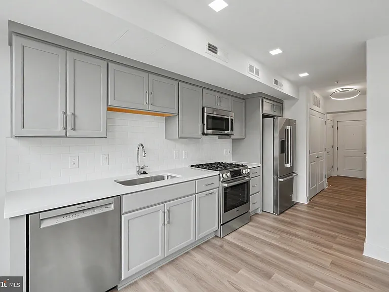 701 N Henry St #306 — Photo 25