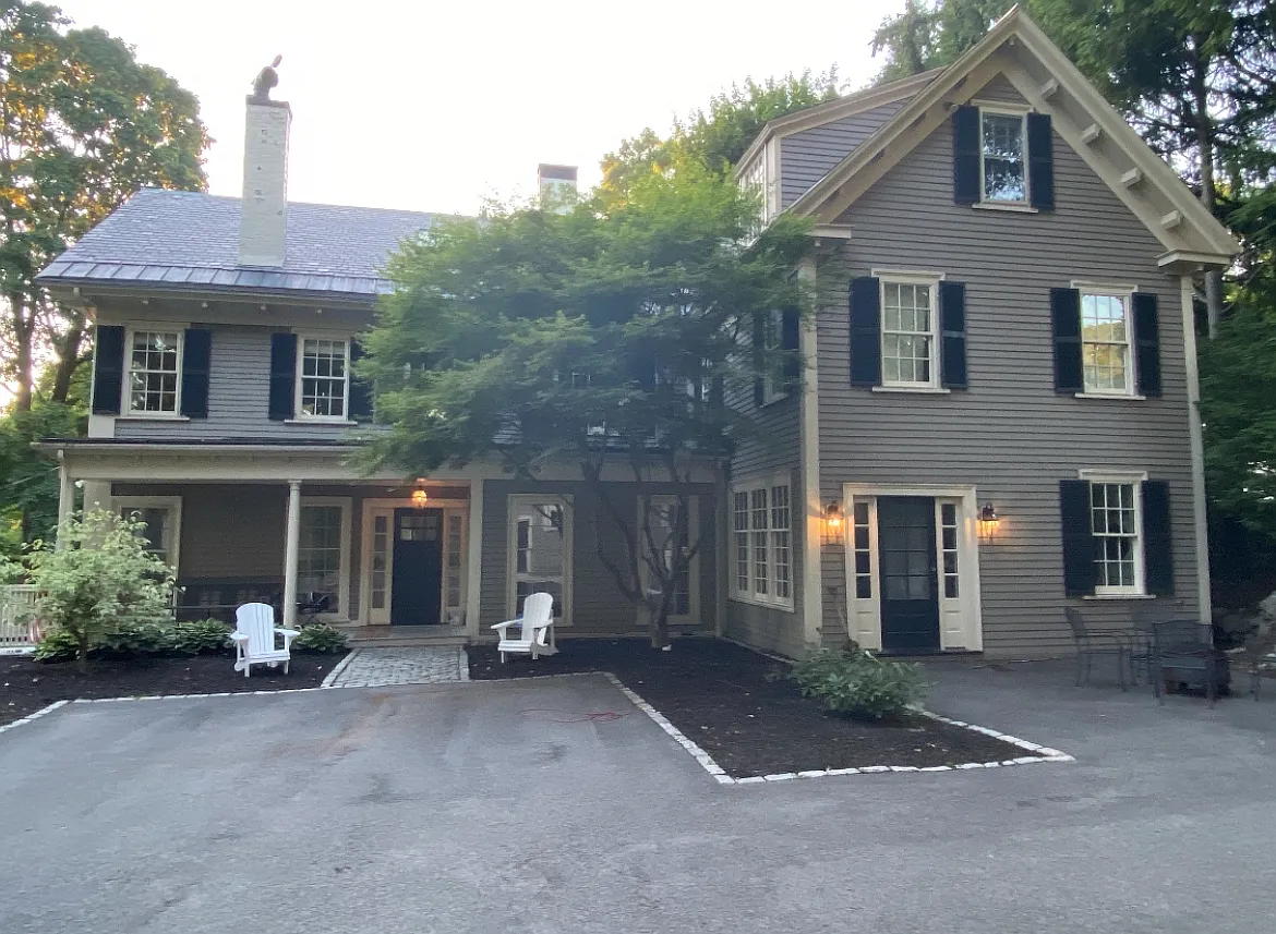6 bed, 4.5 bath, 6530 sqft, $12,500 — Photo 2