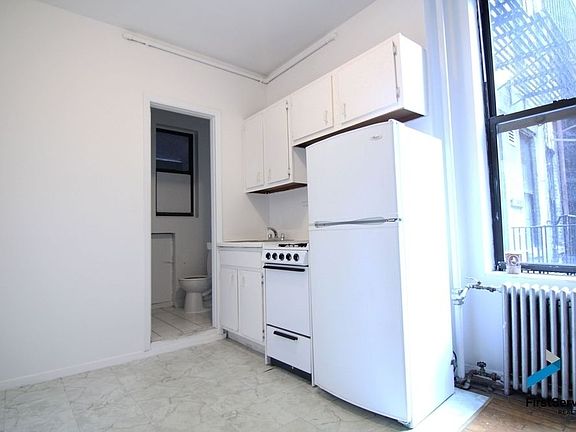 5th image of 130 E 4th St APT 1