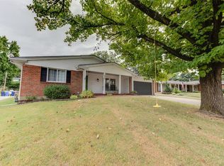 870 Meadowgrass Dr, Florissant, MO 63033