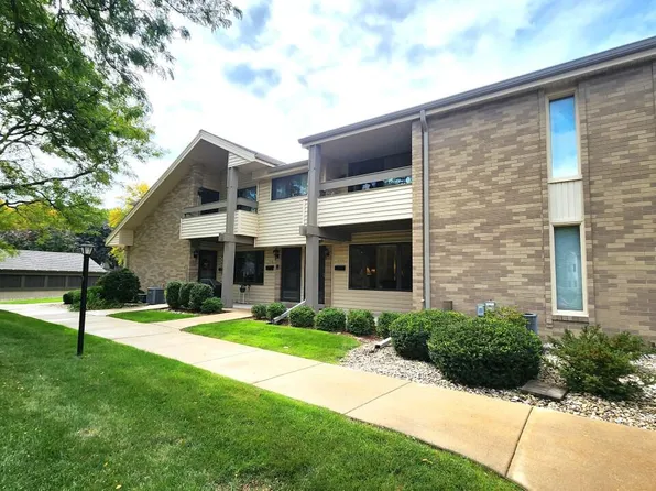1689 South Carriage LANE, New Berlin, WI 53151