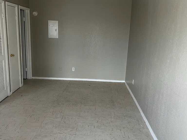 534 W Missouri Ave #18 — Photo 3