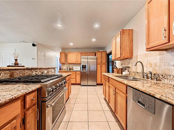 4th image of 106 N Alderwood St