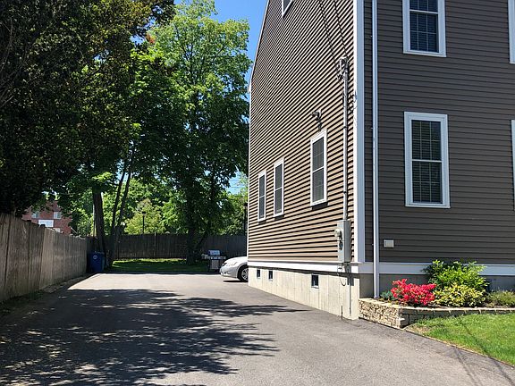 Can fit up to 10 cars