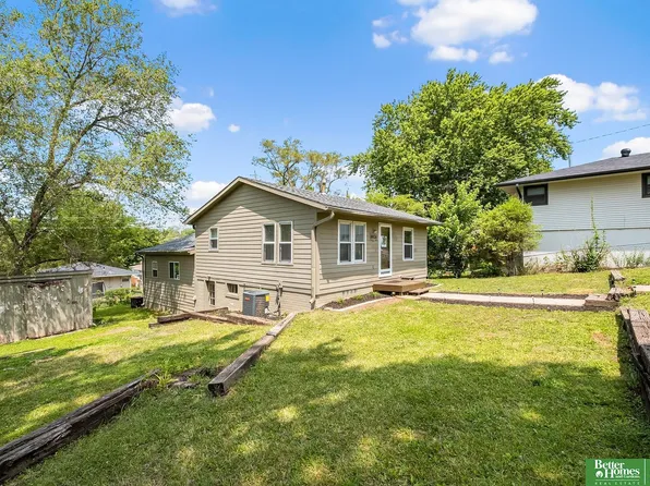 5906 S 50th St, Omaha, NE 68117