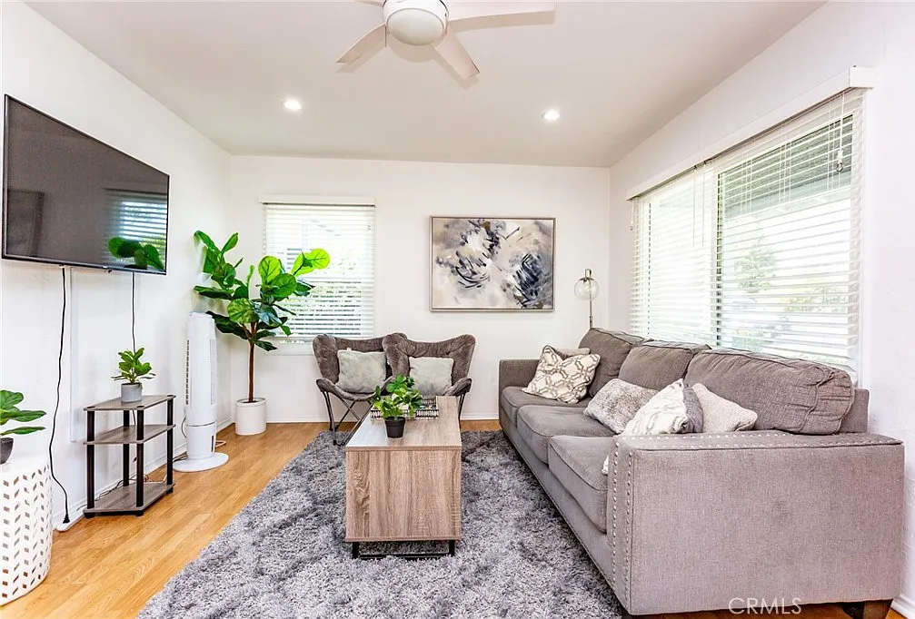 3 bed, 996 sqft, $4,100 — Photo 2