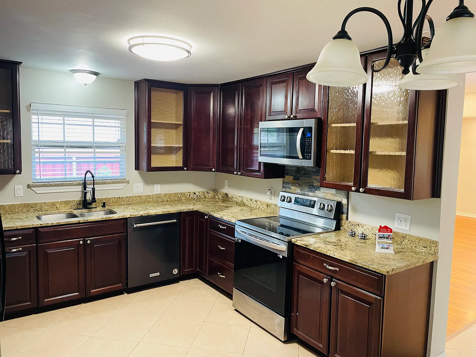 3 bed, 1886 sqft, $2,675 — Photo 4