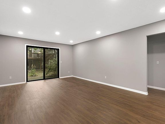 5th image of 414 Clover Leaf Pkwy NE