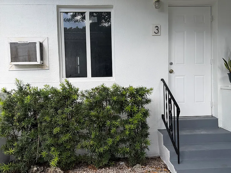 1556 SW 6th St #3 — Photo 3