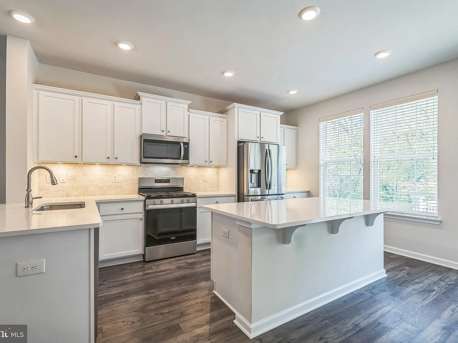 3 bed, 2.5 bath, 2290 sqft, $3,900 — Photo 4